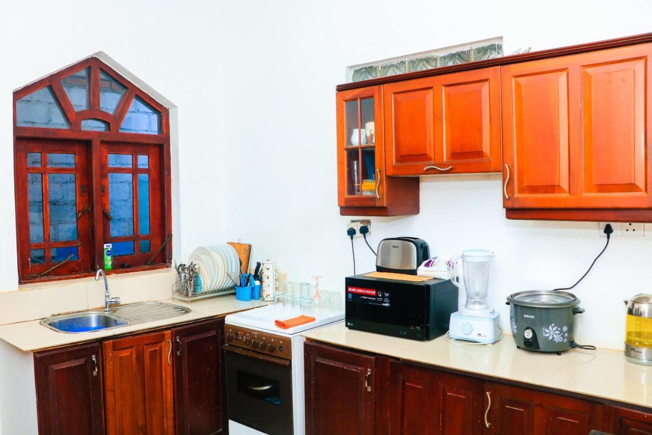 Like Mike Tourist Guest House & Restaurant 니곰보 외부 사진