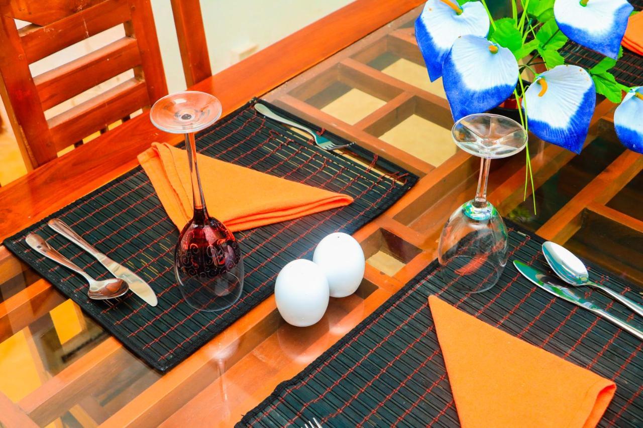 Like Mike Tourist Guest House & Restaurant 니곰보 외부 사진