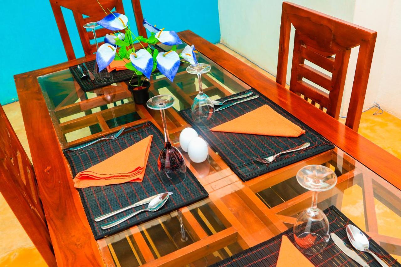 Like Mike Tourist Guest House & Restaurant 니곰보 외부 사진